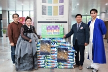 한상은 거문오름 무용단장, 취약계층 지원 백미 전달
